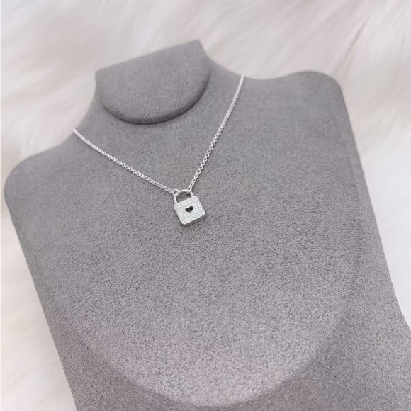 Chic Silver Lock Pendant Necklace - Picture 1 of 7